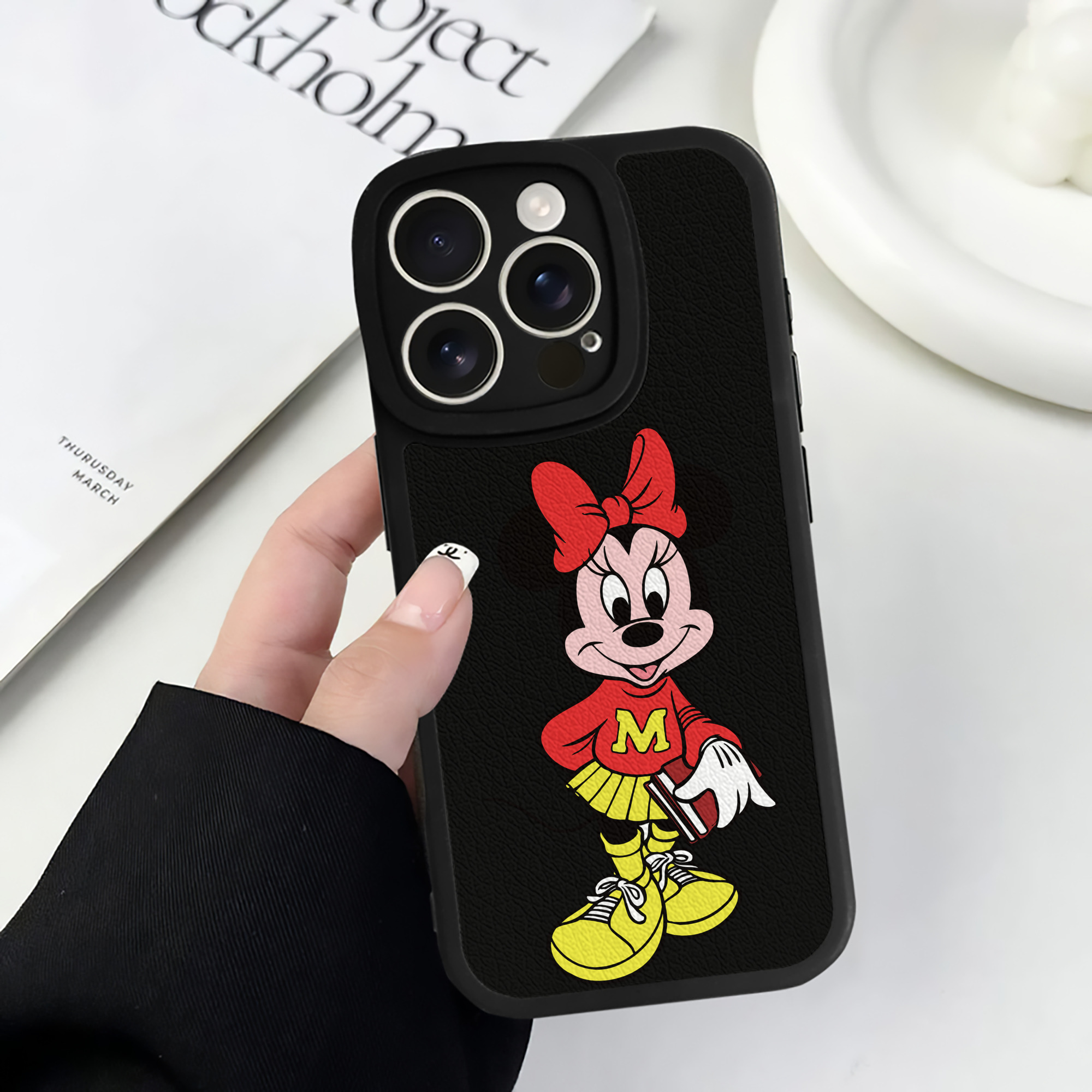 （画像用） ミッキーマウス Mickey Mouse 【iPhone 16シリーズ対応】シリコンスマホケース（レザー調） 材質：シリコン